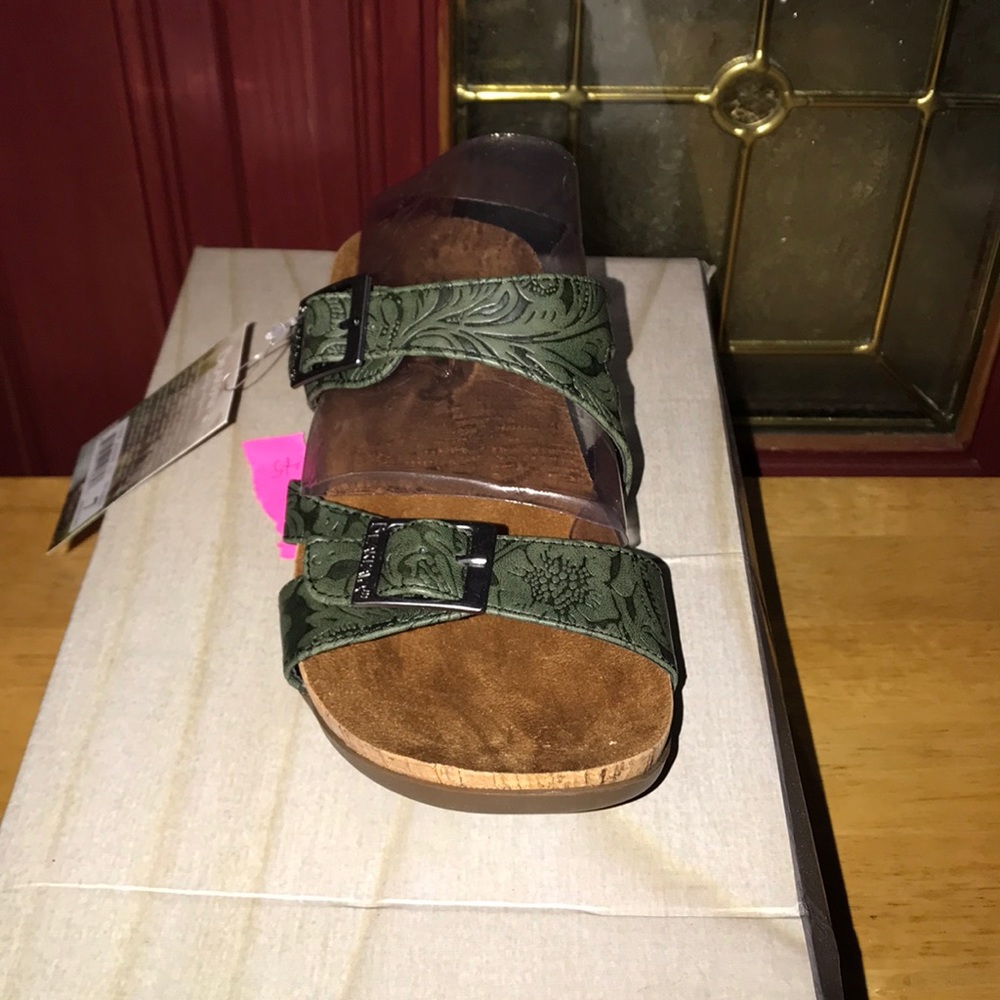 Shoe - Picture 2 of 4